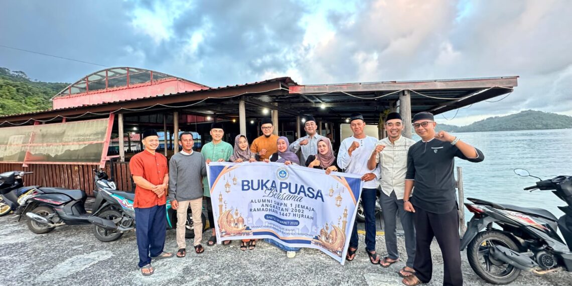 Foto bersama sebelum buka bersama alumni SMPN 1 Jemaja Angkatan 2002