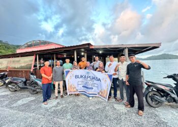 Foto bersama sebelum buka bersama alumni SMPN 1 Jemaja Angkatan 2002