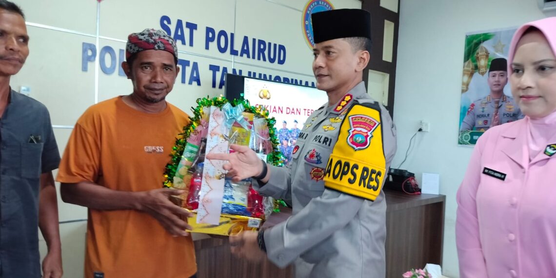 Kapolresta Tanjungpinang Kunjungi Sat Polairud, Berbagi Takjil dan Bantuan Sosial