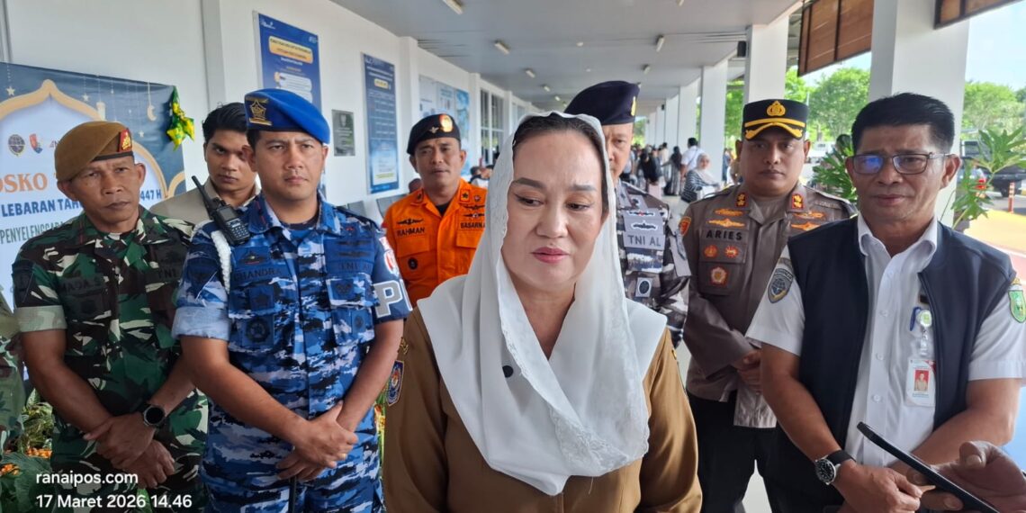 Bupati Natuna Cen Sui Lan saat memantau arus mudik lebaran di bandara RSA Natuna