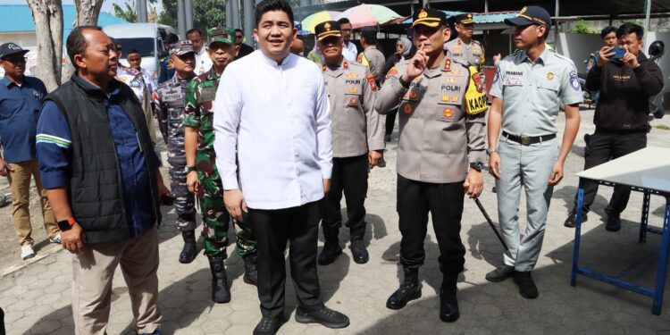 Bupati Bintan Roby Kurniawan saat turun langsung meninjau Pos Pelayanan (Pos Yan) dan Pos Pengamanan (Pos Pam) dalam rangka Operasi Ketupat Seligi 2026.