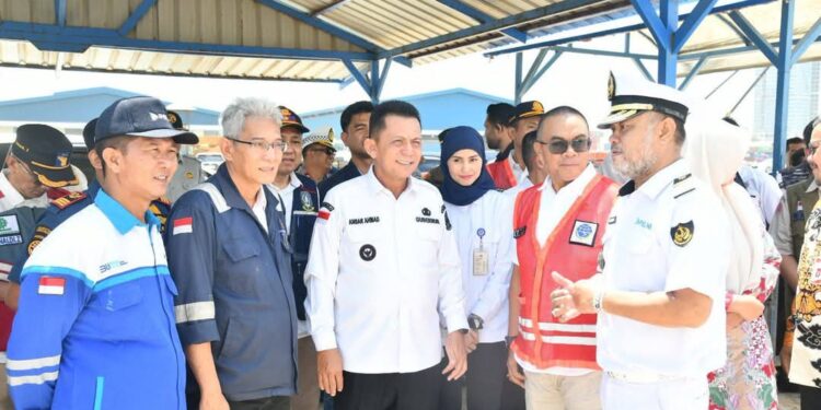 Ansar Ahmad Tinjau Arus Mudik di Batam, Pastikan Pemudik KM Kelud Aman dan Terlayani Optimal