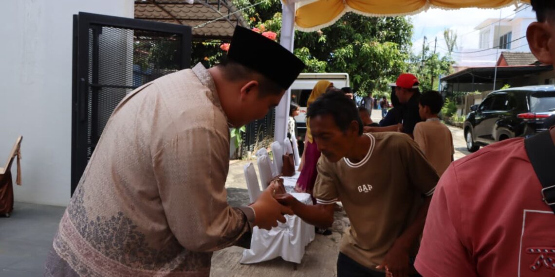 Jabat Tangan di Hari Fitri, Roby dan Hafizha Hangatkan Silaturahmi Lebaran Bersama Warga