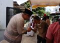 Jabat Tangan di Hari Fitri, Roby dan Hafizha Hangatkan Silaturahmi Lebaran Bersama Warga