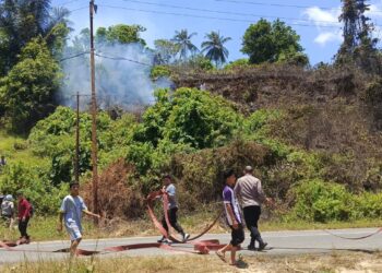 Personil Damkar Anambas bersama Polsek Jemaja, BPBD, Babinsa dan Masyarakat setempat saat lakukan pemadaman kebakaran di lahan warga ruas jalan Bayur Desa Mampok Kecamatan Jemaja