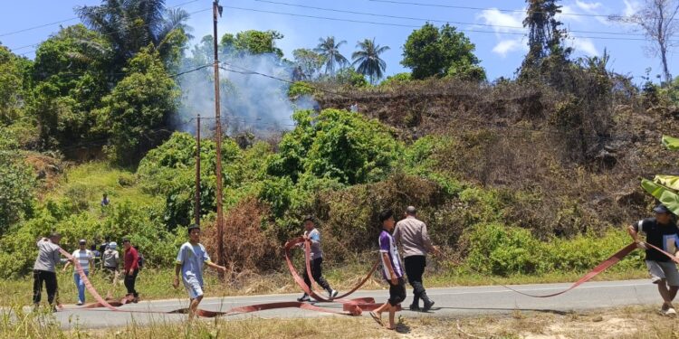 Personil Damkar Anambas bersama Polsek Jemaja, BPBD, Babinsa dan Masyarakat setempat saat lakukan pemadaman kebakaran di lahan warga ruas jalan Bayur Desa Mampok Kecamatan Jemaja