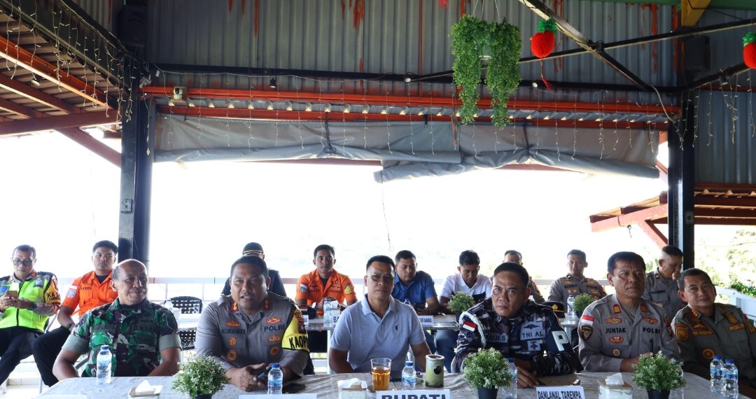 Kapolres Anambas AKBP I Gusti Ngurah Agung Budianaloka, S.I.K., M.H.,Bersama Bupati Anambas Aneng dan jajaran TNI Polri saat ikuti kegiatan zoom pemantauan objek wisata dalam rangka Operasi Ketupat 2026.