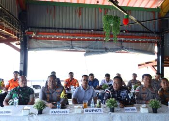 Kapolres Anambas AKBP I Gusti Ngurah Agung Budianaloka, S.I.K., M.H.,Bersama Bupati Anambas Aneng dan jajaran TNI Polri saat ikuti kegiatan zoom pemantauan objek wisata dalam rangka Operasi Ketupat 2026.