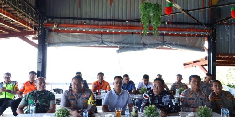 Kapolres Anambas AKBP I Gusti Ngurah Agung Budianaloka, S.I.K., M.H.,Bersama Bupati Anambas Aneng dan jajaran TNI Polri saat ikuti kegiatan zoom pemantauan objek wisata dalam rangka Operasi Ketupat 2026.