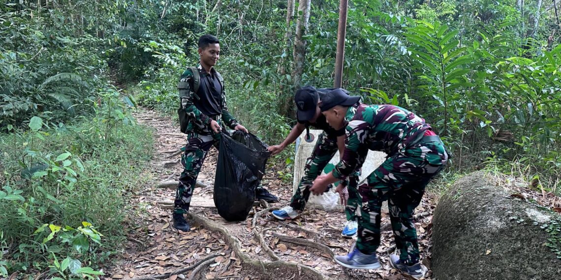 Prajurit Gardapati Gelar Halal Bihalal Sambil Bersihkan Gunung Ranai