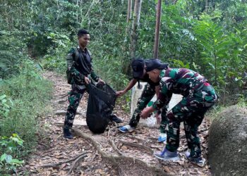 Prajurit Gardapati Gelar Halal Bihalal Sambil Bersihkan Gunung Ranai
