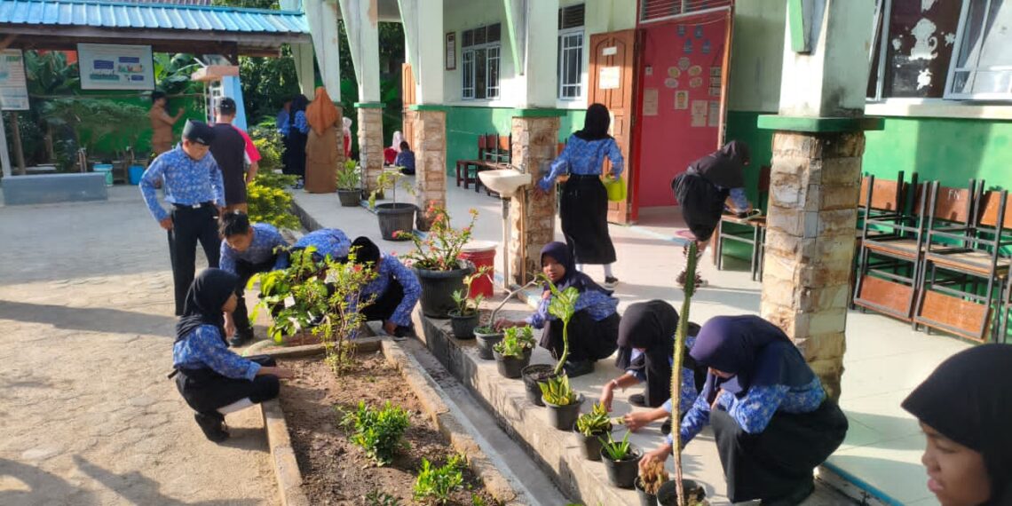 Pelajar SDN 009 Landak sedang bersihkan pekarangan sekolah