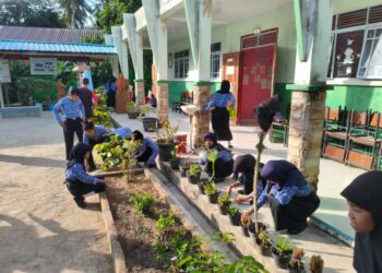 Pelajar SDN 009 Landak sedang bersihkan pekarangan sekolah