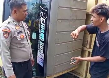 Avanza Hitam Kabur, Mobil Box Terbalik di Depan RSUP Raja Ahmad Tabib