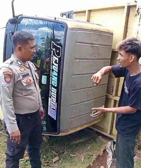 Avanza Hitam Kabur, Mobil Box Terbalik di Depan RSUP Raja Ahmad Tabib