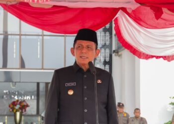 Ket.foto : Gubernur Kepri Ansar Ahmad bertindak sebagai pembina apel perdana pasca libur menjelang dan perayaan Hari Raya Idul Fitri 1447 Hijriah di Lapangan Upacara Kantor Gubernur Kepri, Senin (30/3/2026).