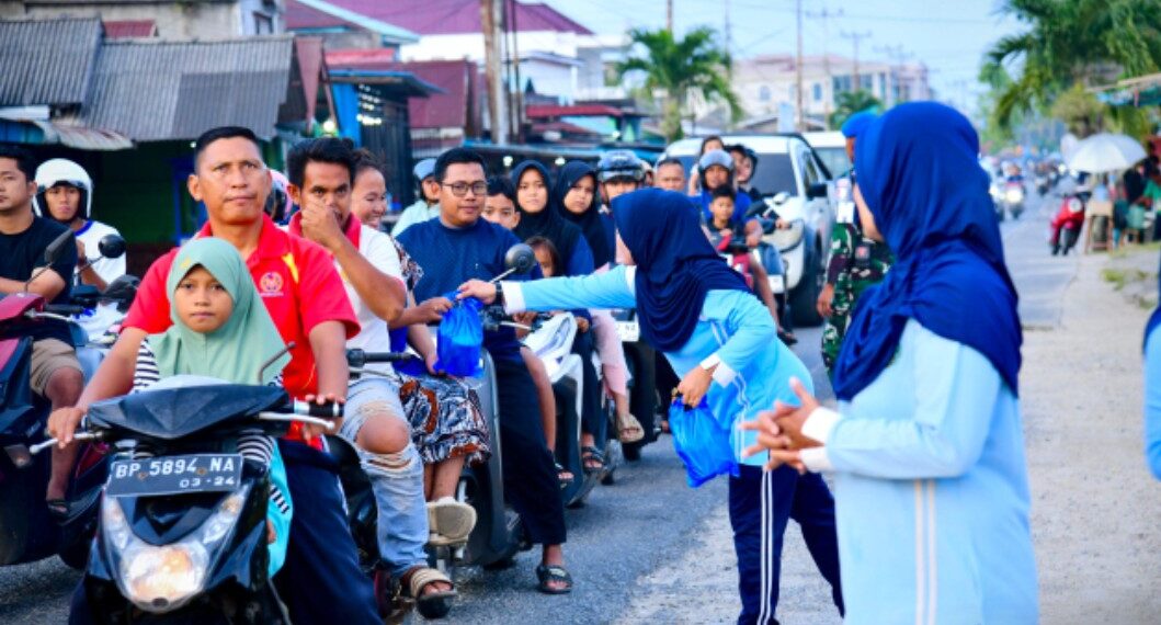 Takjil Gratis Warnai Aksi Ramadhan PIA Ardhya Garini Lanud RSA Natuna