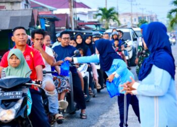 Takjil Gratis Warnai Aksi Ramadhan PIA Ardhya Garini Lanud RSA Natuna 