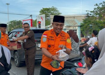 Kolaborasi SAR Natuna dan Kejari Natuna Bagikan Takjil untuk Masyarakat