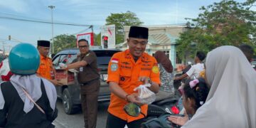 Kolaborasi SAR Natuna dan Kejari Natuna Bagikan Takjil untuk Masyarakat