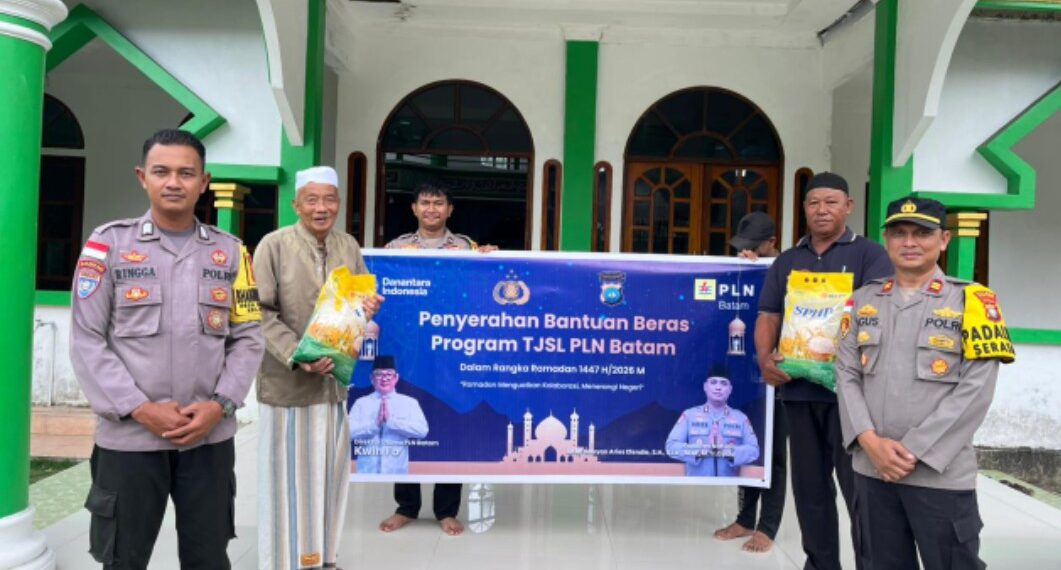 Polsek Serasan Salurkan 1 Ton Beras Bantuan TJSL PLN Batam kepada 200 Warga ‎