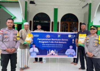 Polsek Serasan Salurkan 1 Ton Beras Bantuan TJSL PLN Batam kepada 200 Warga ‎