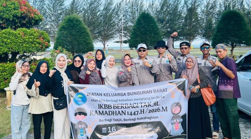 IKBB Natuna Berbagi Takjil di Pantai Piwang, Wujudkan Kepedulian di Bulan Ramadhan