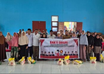 Lanjutkan Bakti Sosial, Marzuki Serahkan Sembako untuk Warga Kelarik dan Teluk Buton