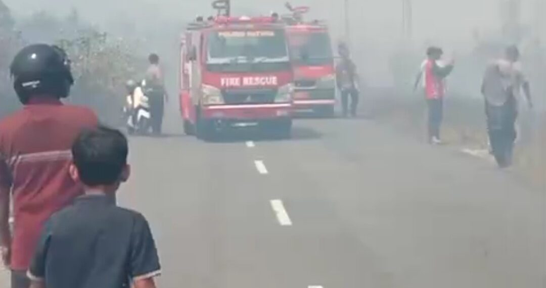Kolaborasi Damkar dan Polres Natuna Padamkan Kebakaran di Jalur Binjai