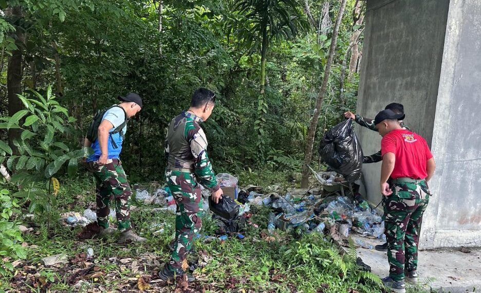 Prajurit Yonkomposit 1/Gardapati Gelar Halal Bihalal di Gunung Ranai, Diisi Aksi Bersih Lingkungan