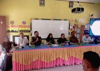 Deva Syafutra Kepala Desa Rewak saat membuka acara kegiatan ASRI di SDN 005 Lembah Rewak di dampingi Kepala Sekola Selasa 3/4/2026