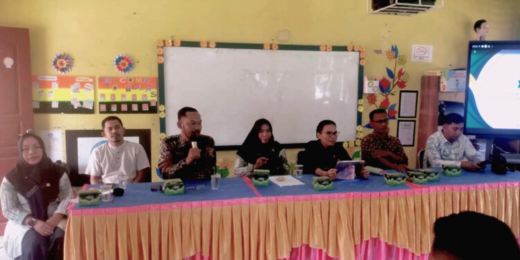 Deva Syafutra Kepala Desa Rewak saat membuka acara kegiatan ASRI di SDN 005 Lembah Rewak di dampingi Kepala Sekola Selasa 3/4/2026