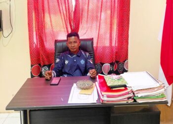 Kepala Desa Kuala Maras Hendrika saat dirumah kerjanya