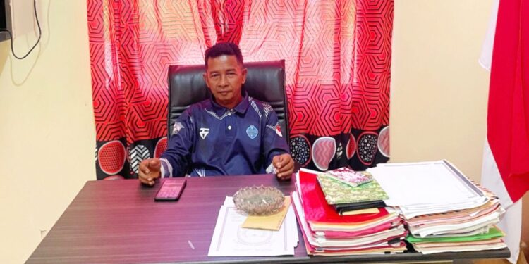 Kepala Desa Kuala Maras Hendrika saat dirumah kerjanya