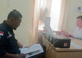 Wartawan Centralliputanesia.co.id saat berikan aduan ke penyidik Polres Anambas (Senin, 27/4)