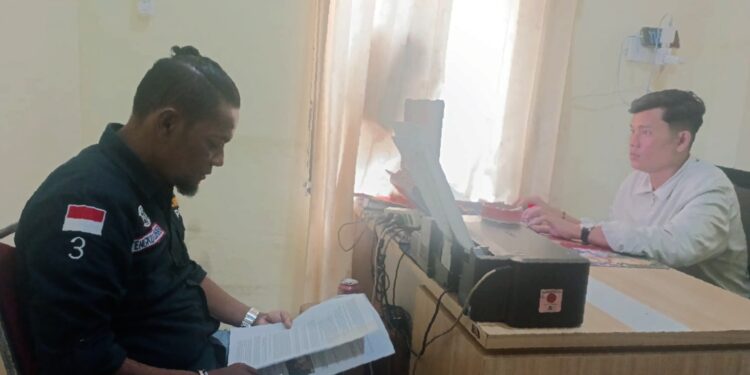 Wartawan Centralliputanesia.co.id saat berikan aduan ke penyidik Polres Anambas (Senin, 27/4)