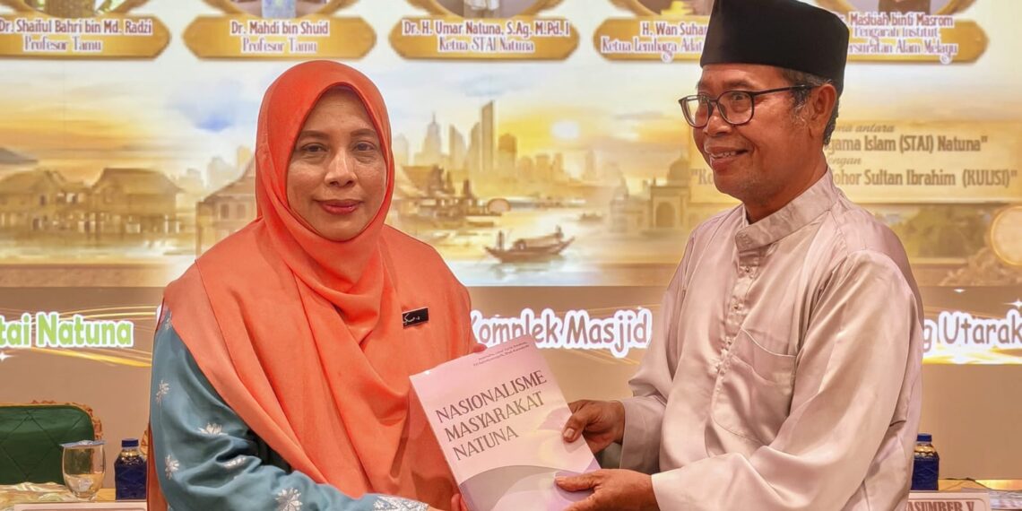 Kepala Pusat Kajian Islam, Tamaddun Melayu dan Geopark STAI Natuna, Dr. H. Amirudin, MPA saat menyerahkan buku karya ilmiah yang diterima oleh Dr. Maskiah binti Masron sebagai Pengarah Institut Persuratan Alam Melayu Malaysia