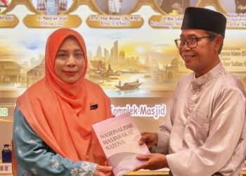 Kepala Pusat Kajian Islam, Tamaddun Melayu dan Geopark STAI Natuna, Dr. H. Amirudin, MPA saat menyerahkan buku karya ilmiah yang diterima oleh Dr. Maskiah binti Masron sebagai Pengarah Institut Persuratan Alam Melayu Malaysia