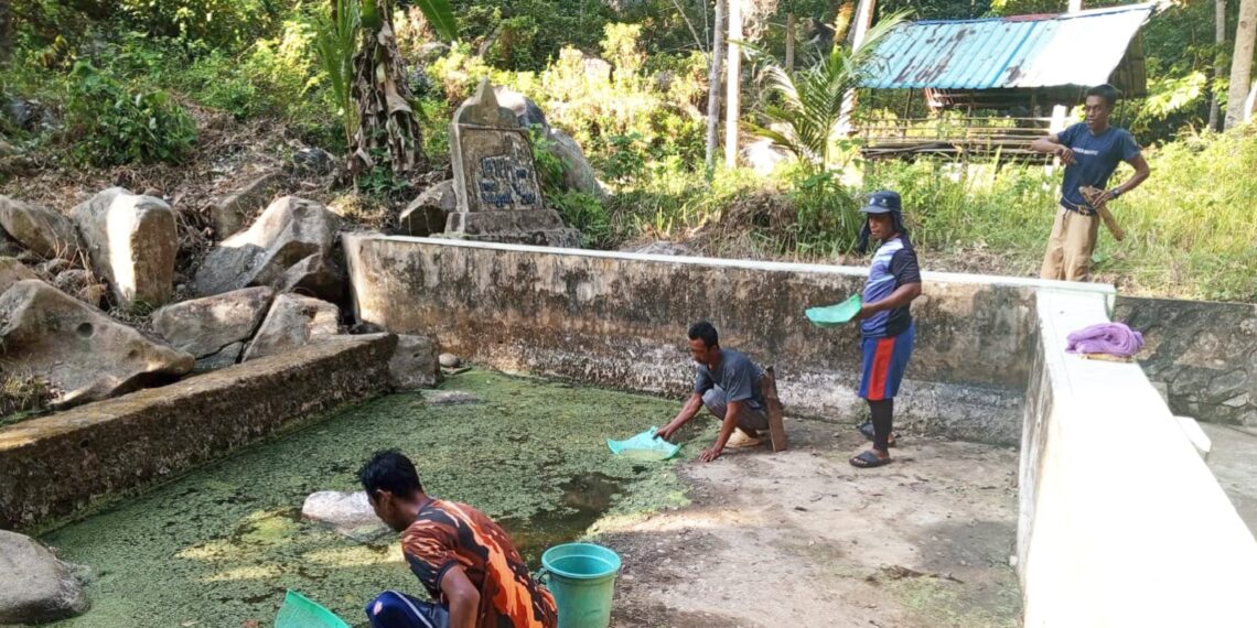 Warga Goro saat pembersihan Bak Penampungan Air yang saat ini nenipis di musim kemarau