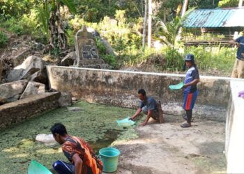 Warga Goro saat pembersihan Bak Penampungan Air yang saat ini nenipis di musim kemarau