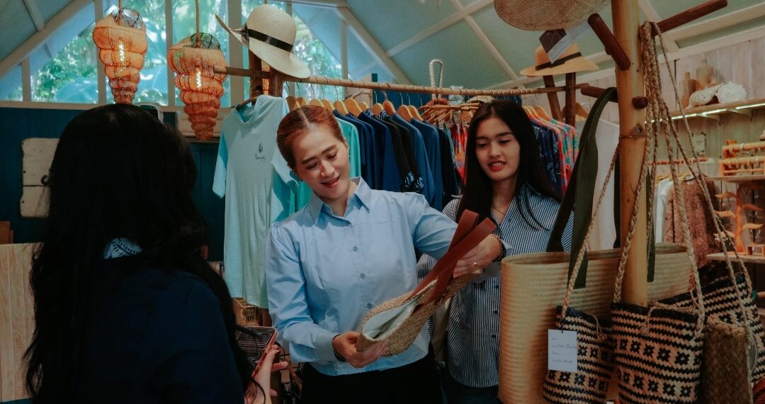 Ny. Sinta Aneng bersama pihak PT Pulau Bawah melihat barang UMKM yang di promosikan