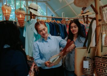 Ny. Sinta Aneng bersama pihak PT Pulau Bawah melihat barang UMKM yang di promosikan