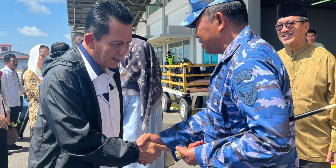 Danlanud RSA Sambut Kunker Gubernur Kepri di Natuna, Perkuat Silaturahmi dan Koordinasi Daerah