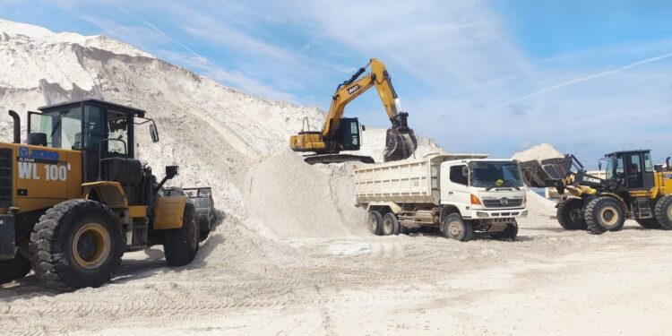 HPM Tinggi, Investasi Pasir Kuarsa Kepri Tersandera, Bupati Lingga Ikut Mendesak Penyesuaian