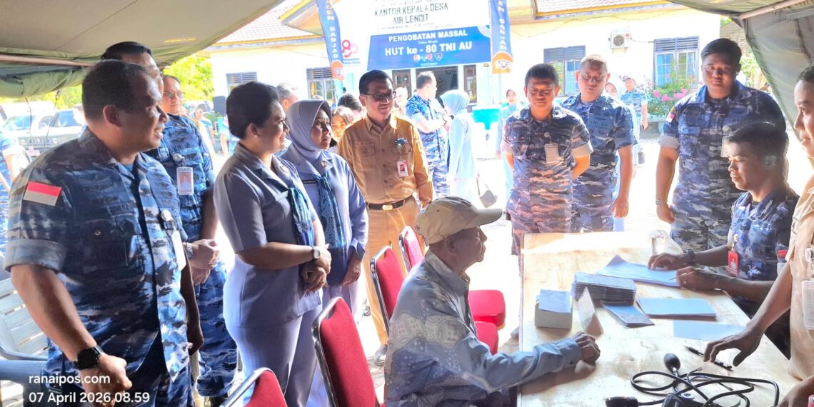 Komandan Lanud RSA Natuna, Marsekal Pertama (Marsma) TNI Onesmus Gede Rai Aryadi, S.E., M.M., M.Han saat melakukan peninjauan pengobatan massal yang dilaksanakan di Desa Air Lengit Kecamatan Bunguran Tengah Kabupaten Natuna