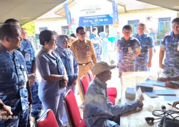 Komandan Lanud RSA Natuna, Marsekal Pertama (Marsma) TNI Onesmus Gede Rai Aryadi, S.E., M.M., M.Han saat melakukan peninjauan pengobatan massal yang dilaksanakan di Desa Air Lengit Kecamatan Bunguran Tengah Kabupaten Natuna