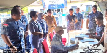 Komandan Lanud RSA Natuna, Marsekal Pertama (Marsma) TNI Onesmus Gede Rai Aryadi, S.E., M.M., M.Han saat melakukan peninjauan pengobatan massal yang dilaksanakan di Desa Air Lengit Kecamatan Bunguran Tengah Kabupaten Natuna