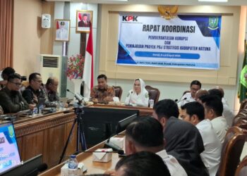 Bupati Natuna, Cen Sui Lan, memimpin langsung Rapat Koordinasi (Rakor) Pemberantasan Korupsi bersama Direktur Koordinasi dan Supervisi KPK Brigjen Pol Agung Yudha Wibowo,, Komisi Pemberantasan Korupsi (KPK) di dampingo Sekda Natuna Boy Wijanarko di Ruang Rapat Utama Kantor Bupati Natuna
