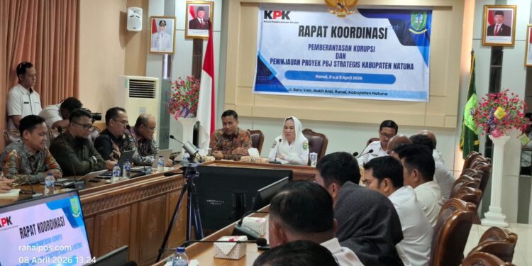 Bupati Natuna, Cen Sui Lan, memimpin langsung Rapat Koordinasi (Rakor) Pemberantasan Korupsi bersama Direktur Koordinasi dan Supervisi KPK Brigjen Pol Agung Yudha Wibowo,, Komisi Pemberantasan Korupsi (KPK) di dampingo Sekda Natuna Boy Wijanarko di Ruang Rapat Utama Kantor Bupati Natuna