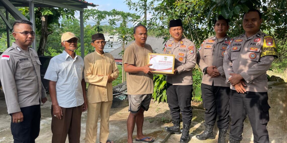 Polsek Bintan Timur Salurkan Sembako ke Lansia Sebatang Kara dan ODGJ Lewat Jumat Berkah